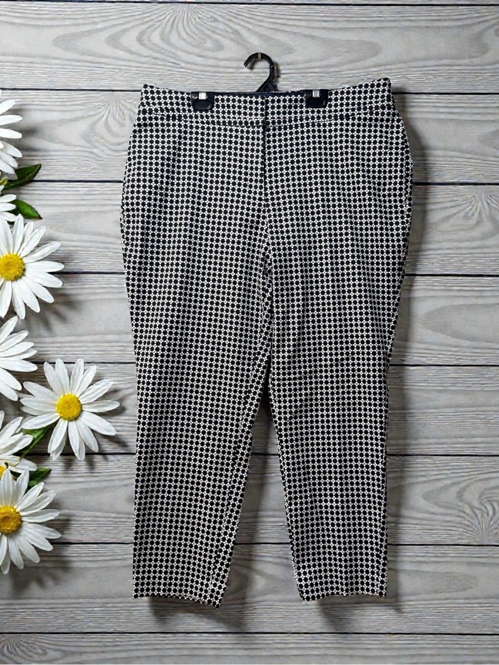 Peter Nygard Black & White Geometric Floral Print Ankle Pants